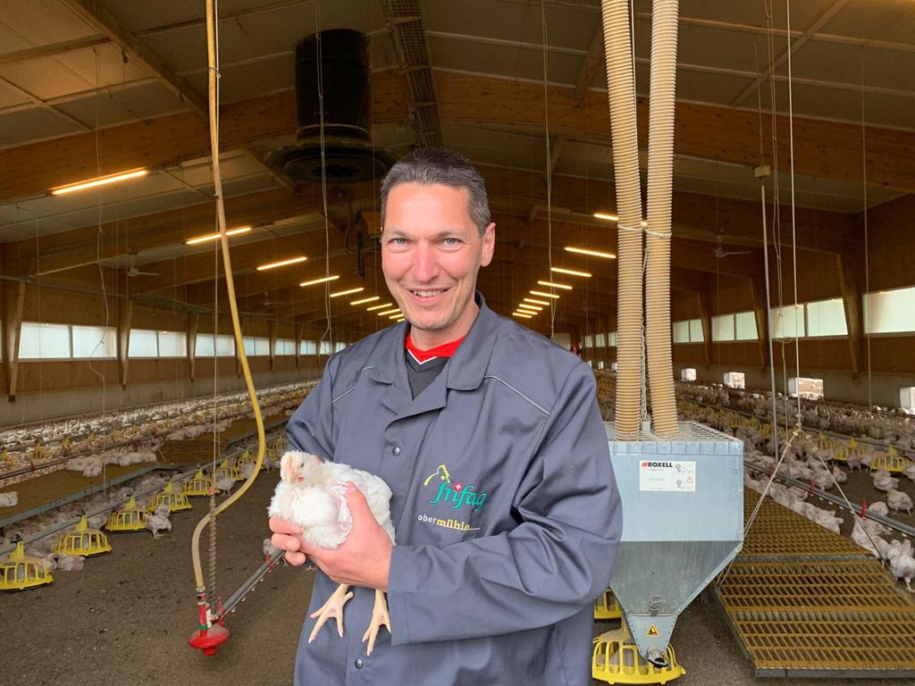 Fabrice et une poule de chez Frifag, notre fournisseur de viande de qualité en matière de volaille