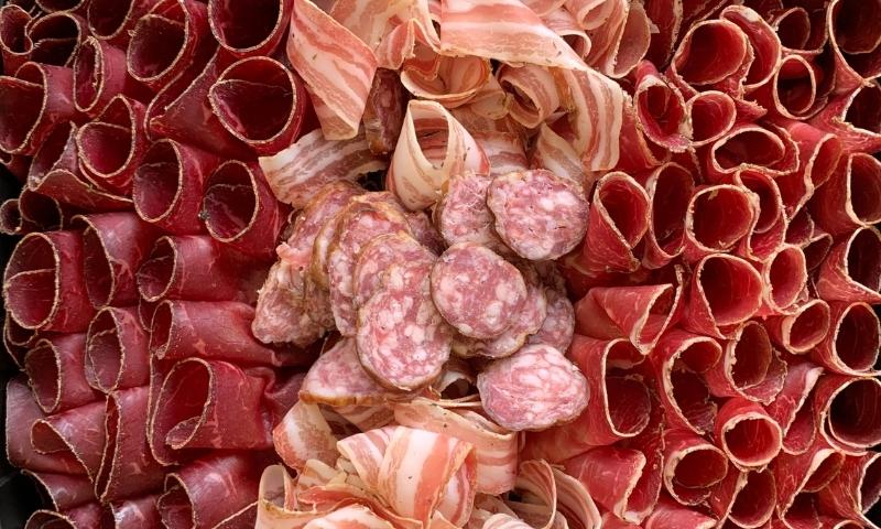 planchette valaisanne composée de viande séchée du valais IGP, de lard sec du valais IGP, de jambon cru du valais IGP et de saucisse paysanne maison