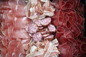 Plat valaisan composé de viande séchée, jambon cru, lard et saucisse